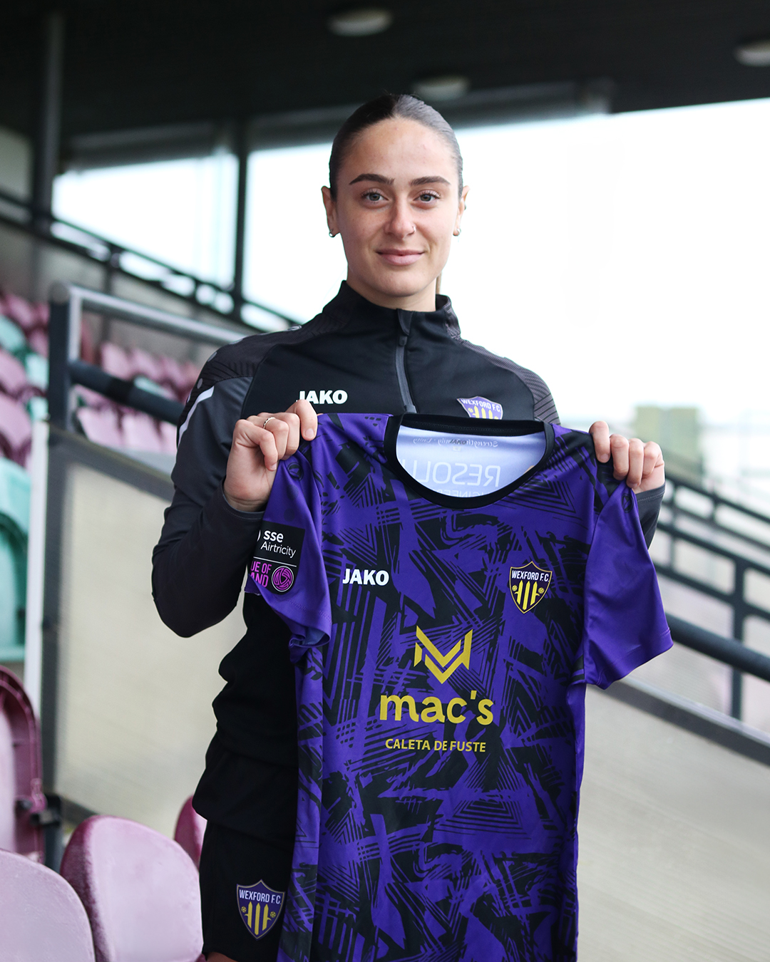 Anna Carson signs for Wexford