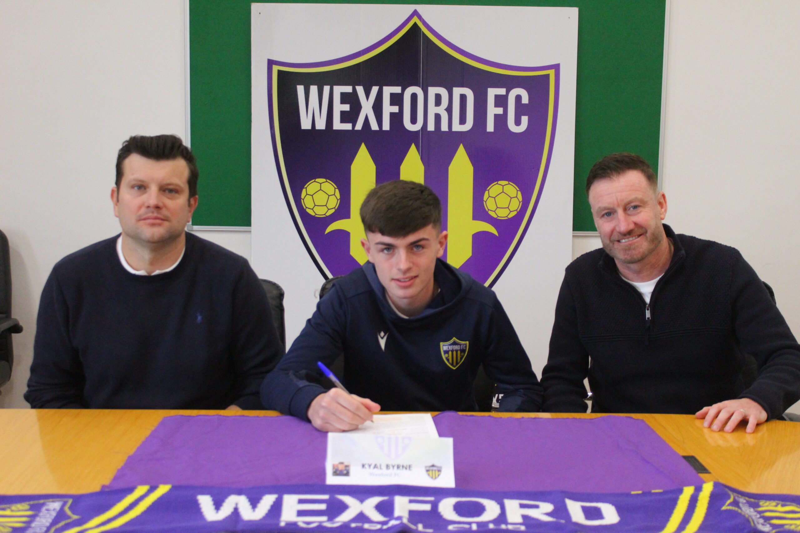 Kyal Byrne signing his new contract with Board Member Will McCreevy (left) and manager Stephen Elliott (right)